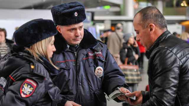 Трудовым мигрантам из Таджикистана объявили о праве ФСБ требовать разблокирования смартфона