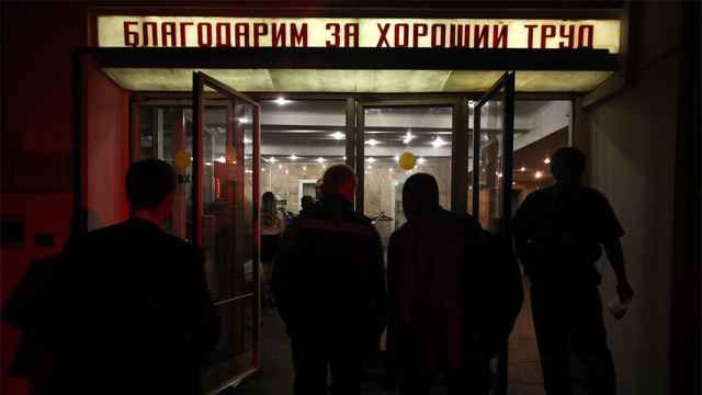 Власти приготовились сократить десятки тысяч бюджетников из-за нехватки средств на зарплаты