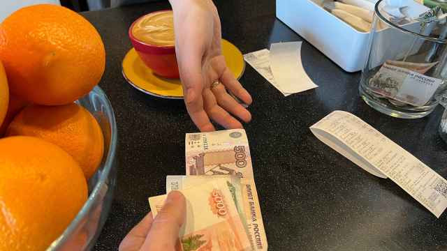 Россияне и бизнес вынесли из банков полтриллиона рублей наличными из-за отключений интернета