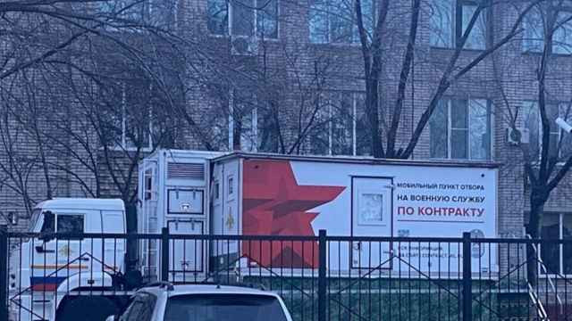 В Хабаровске у входа в техникум развернули «автовоенкомат» для вербовки в беспилотные войска