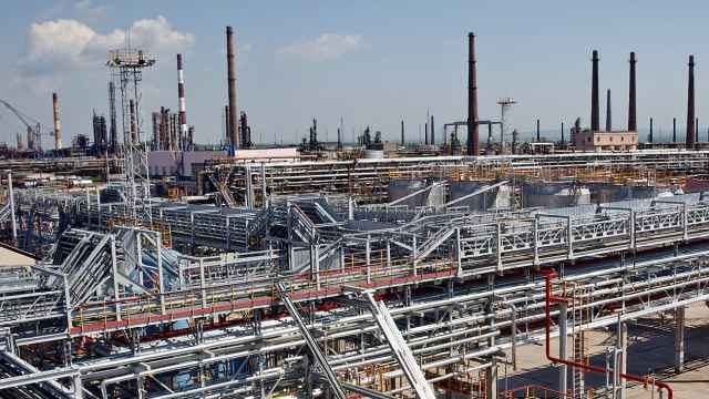 «Грузить не будет до конца апреля». Крупнейший НПЗ «Лукойла» остановился из-за атаки БПЛА