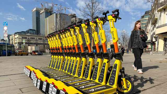 «Сломали весь интернет». Россияне стали жаловаться на не работающие из-за блокировок связи каршеринг и аренду самокатов