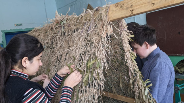 «Не урок технологии, а боевое задание!». Школы по всей России заставили шить вещи для участников войны в Украине