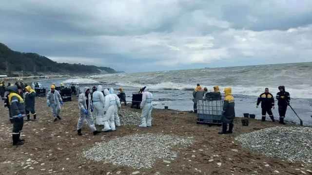 Попавшие в реку Туапсе нефтепродукты с атакованного терминала утекли в Черное море