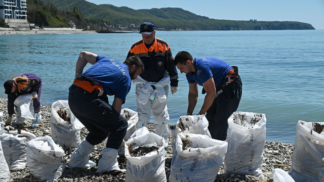 Нефтяное пятно из-за ЧП в Туапсе распространилось на 70 километров