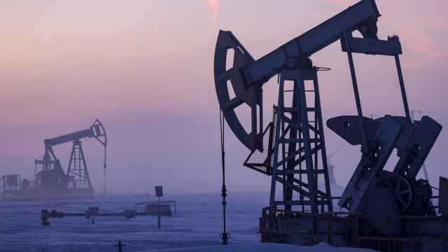 Россия сокращает добычу нефти рекордно за 6 лет из-за ударов БПЛА по портам и НПЗ