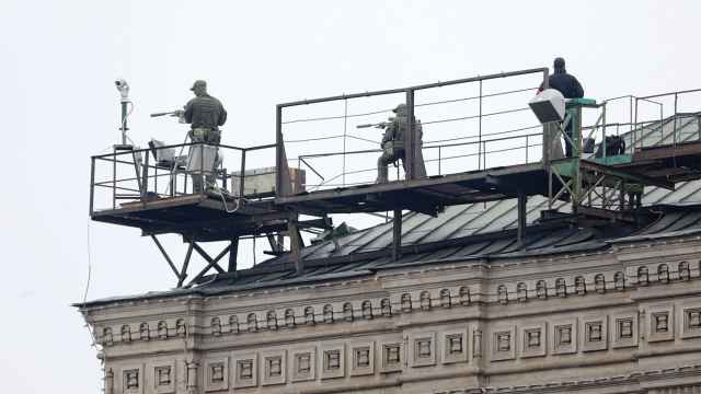 В Москве выставили блок-посты и окружили Кремль пулеметчиками из-за угрозы атаки БПЛА во время парада